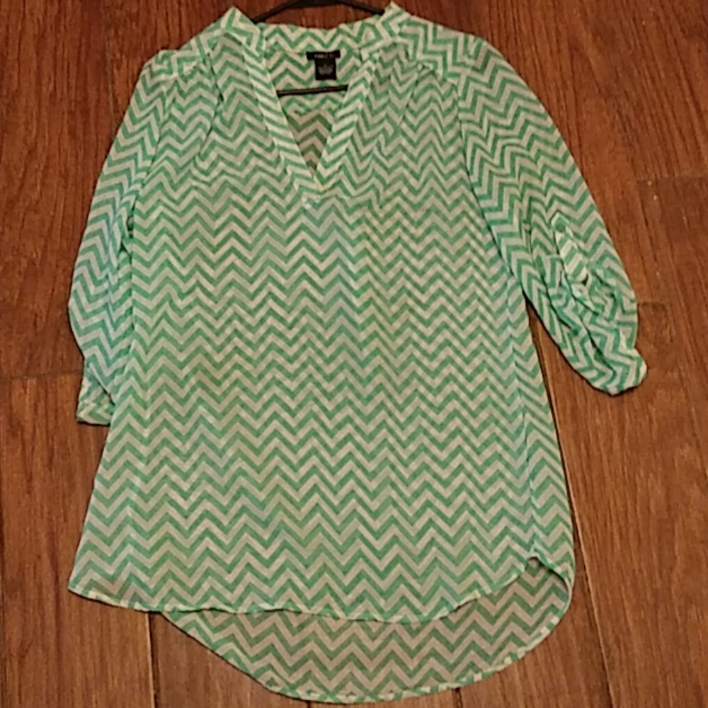 Rue 21 ladies Chevron thin top size medium